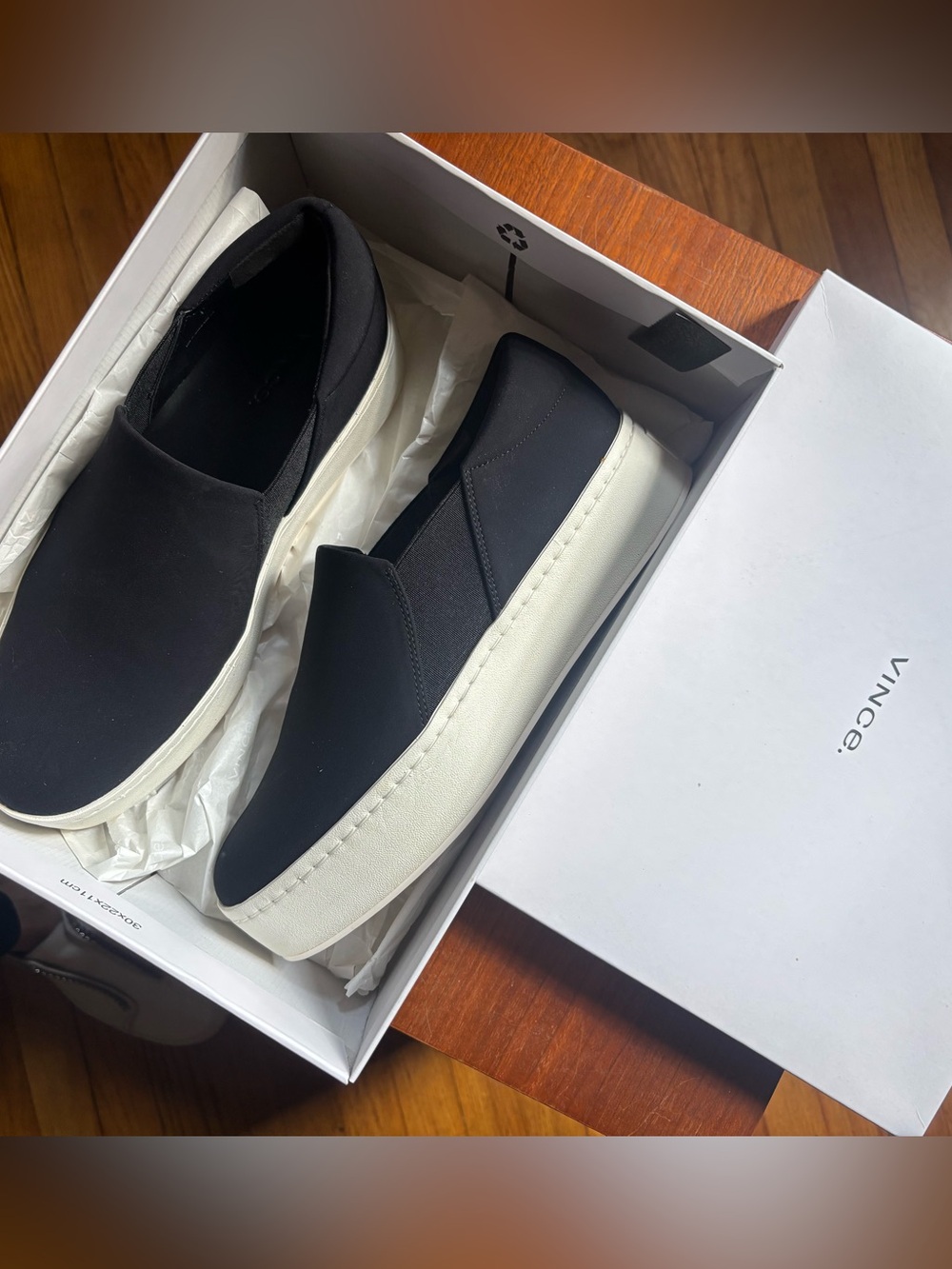 NWT VINCE warren sneaker in black